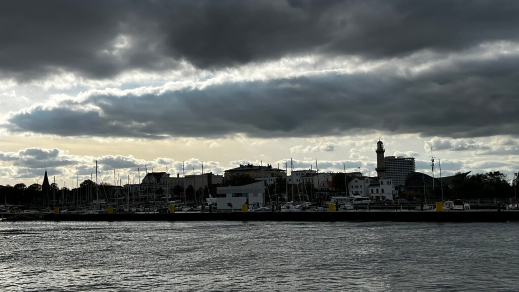 Wolkenverhangener Himmel über einem Fluss © K. Schwahlen 2023